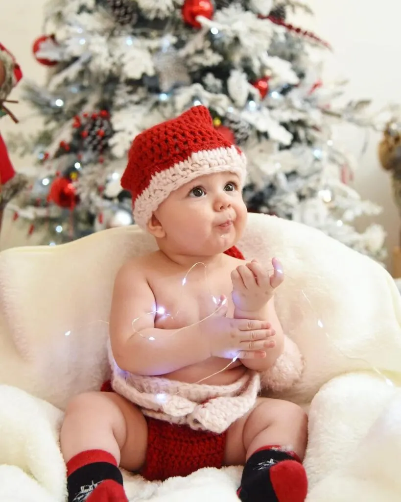25 Super Cute Baby’s First Christmas Photo Ideas – My Motherhood Made Easy